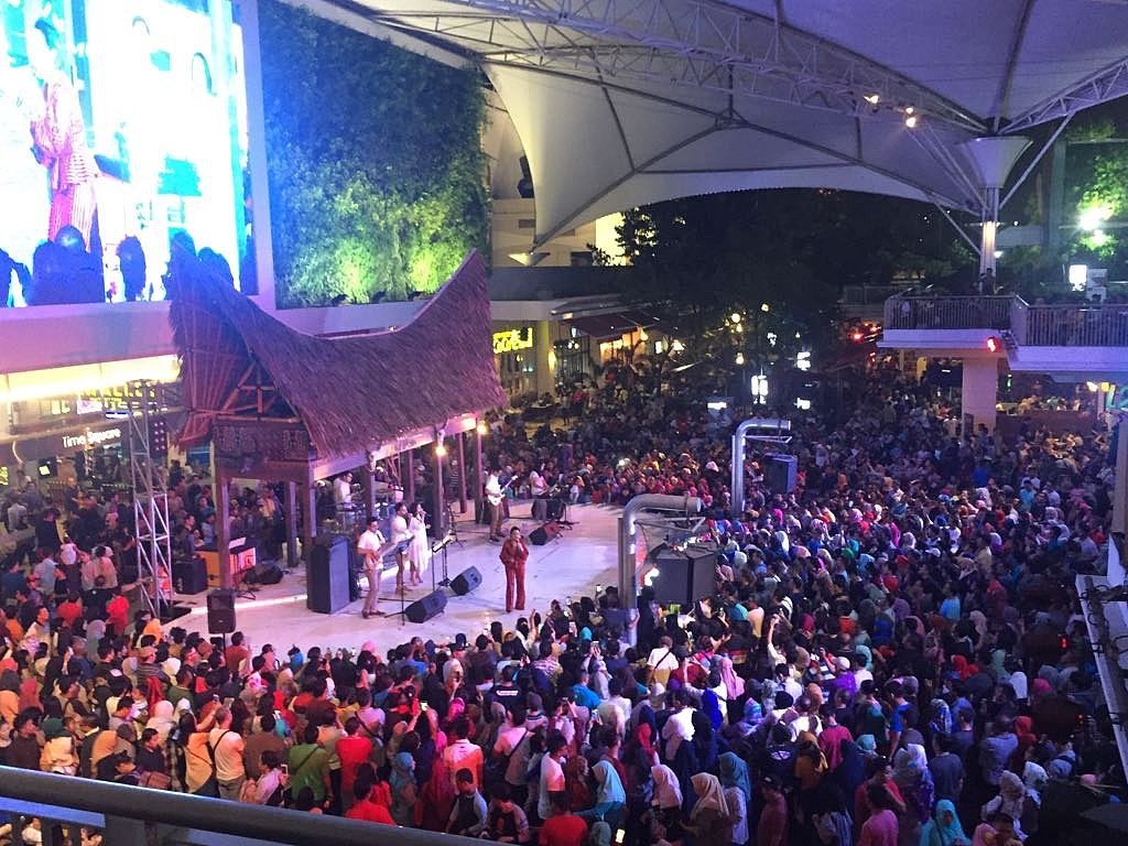malbekasi's tweet photo. Wow, ini dia keseruan tadi malam bersama @ruthsahanaya di The Downtown Walk Festival 2017!
Keceeee bgt loh ππ
#FKB2017 #DTWFest2017 https://t.co/fzgNRBo5Ye