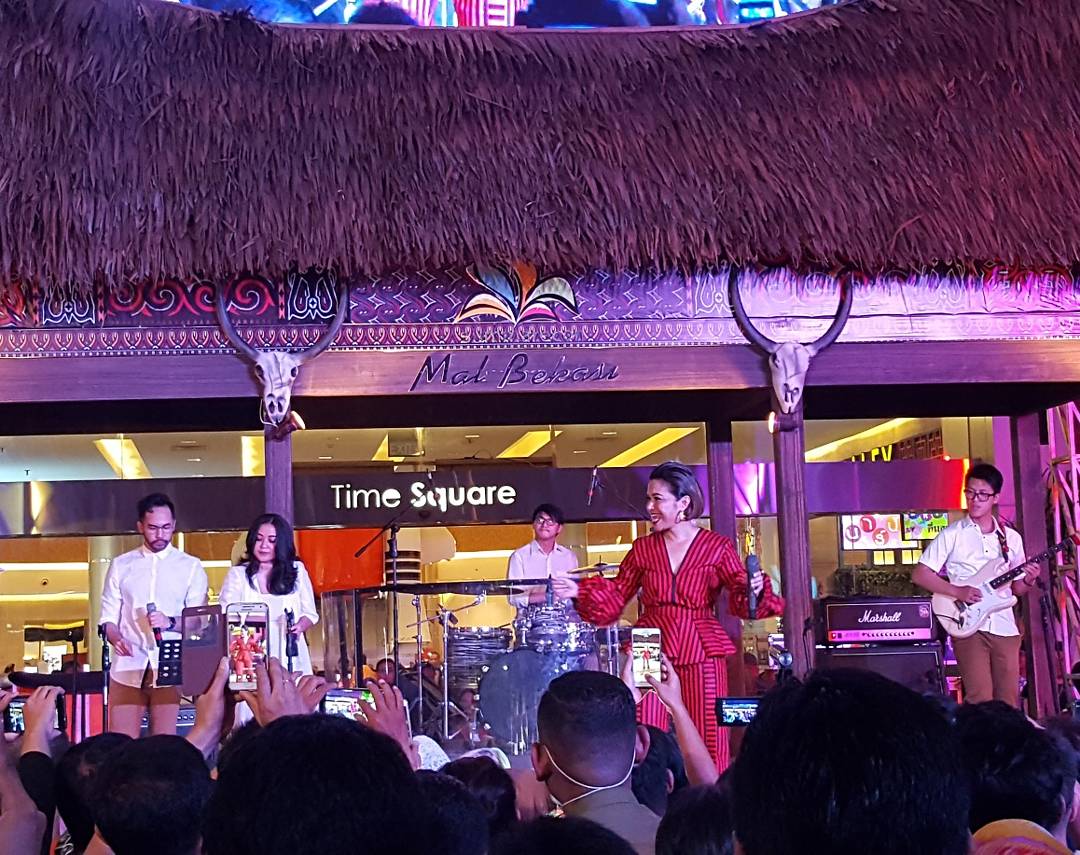 malbekasi's tweet photo. Wow, ini dia keseruan tadi malam bersama @ruthsahanaya di The Downtown Walk Festival 2017!
Keceeee bgt loh ππ
#FKB2017 #DTWFest2017 https://t.co/fzgNRBo5Ye