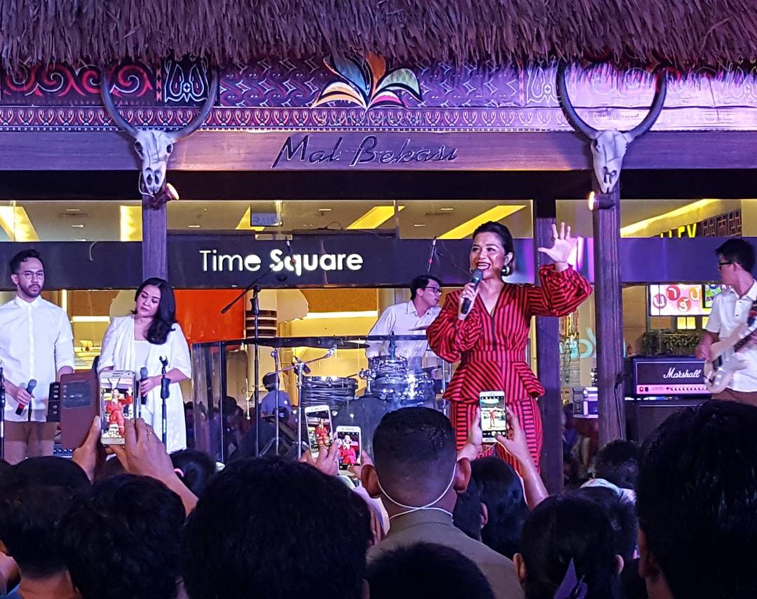 malbekasi's tweet photo. Wow, ini dia keseruan tadi malam bersama @ruthsahanaya di The Downtown Walk Festival 2017!
Keceeee bgt loh ππ
#FKB2017 #DTWFest2017 https://t.co/fzgNRBo5Ye