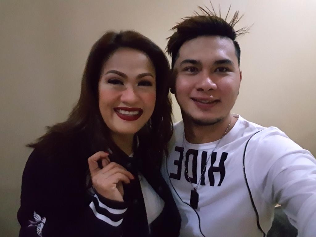 freynicaxo's tweet photo. #chuchay #gladysguevara #sharingthestage #dubai #singerlife https://t.co/qPGzs1hGYq