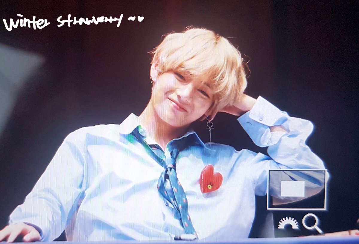 winterVerry1230's tweet photo. PRE / 171008 미화당 팬사인회 #태형 #뷔 #태태 #방탄소년단 @BTS_twt 😊😊❤❤ https://t.co/ApXkswMkut