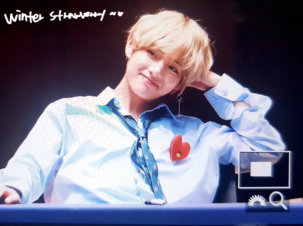 winterVerry1230's tweet photo. PRE / 171008 미화당 팬사인회 #태형 #뷔 #태태 #방탄소년단 @BTS_twt 😊😊❤❤ https://t.co/ApXkswMkut