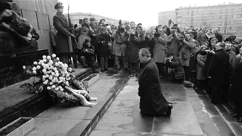 Kachelmann's tweet photo. Er hat in den 70ern die Angst vor Krieg aus meinem Leben genommen.  Vor 25 Jahren starb Willy Brandt. Era un Signore. #MeinKanzler https://t.co/cp4hD8gWp9