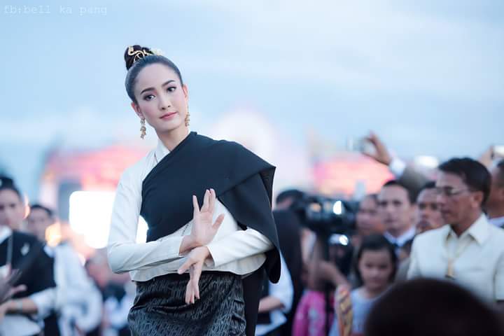 เซตนี้กุยอม ชุดบ้านๆมาก แต่นางดูแพงมาก คือรวมๆแล้วชอบอ่ะ ดูเฉยๆแต่ก็ชอบอ่ะเอ้า ❤
#แต้วณฐพร #taewaew_natapohn #นาคี ❤
FB : Bell Ka Pang 🙇