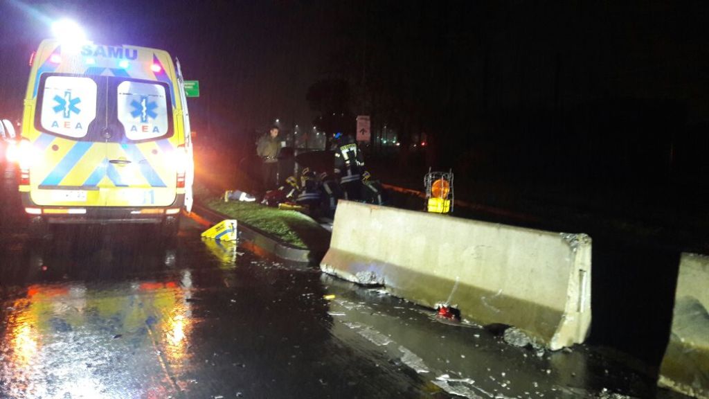 ClSabes's tweet photo. [AHORA] Grave accidente se registra en la salida del puente Llacolén https://t.co/KwG8cBTjTX https://t.co/MtoDRQIz2J