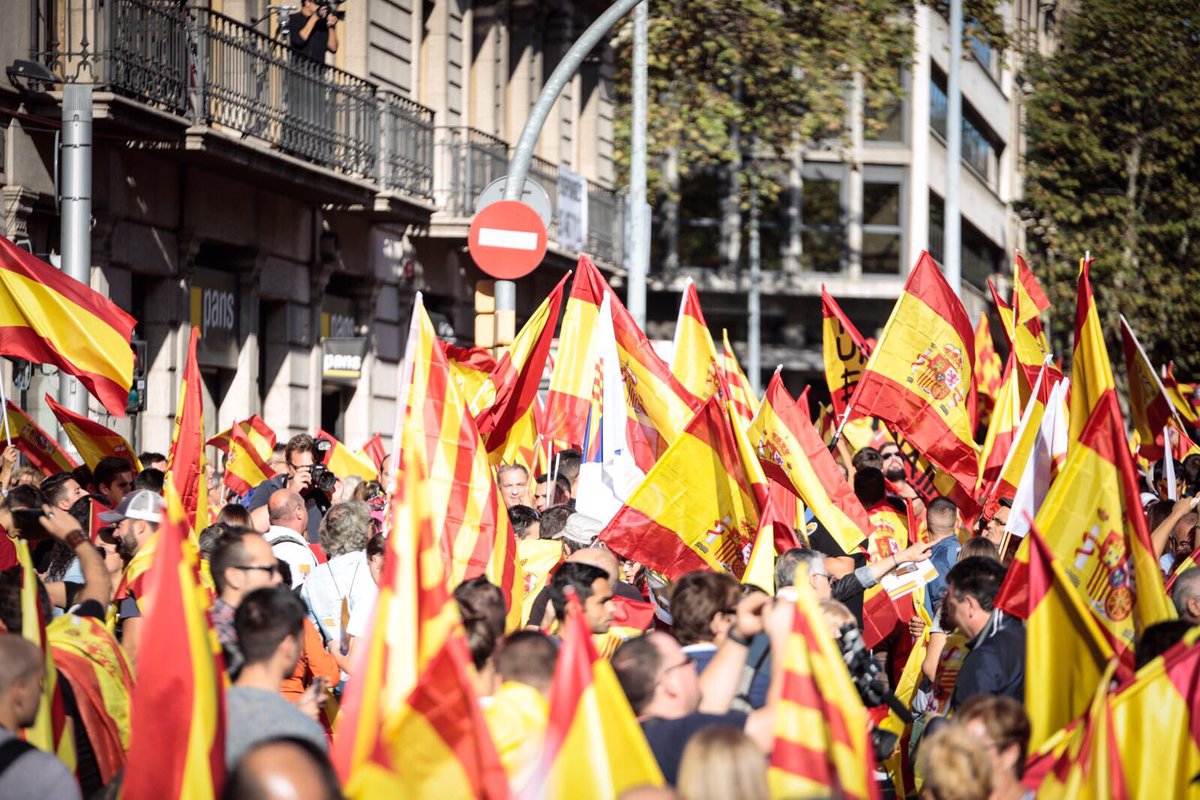 Albert_Rivera's tweet photo. Hoy los catalanes que también queremos ser españoles y europeos salimos a la calle para parar el golpe separatista. La democracia ganará. https://t.co/xXWRMLwyNU