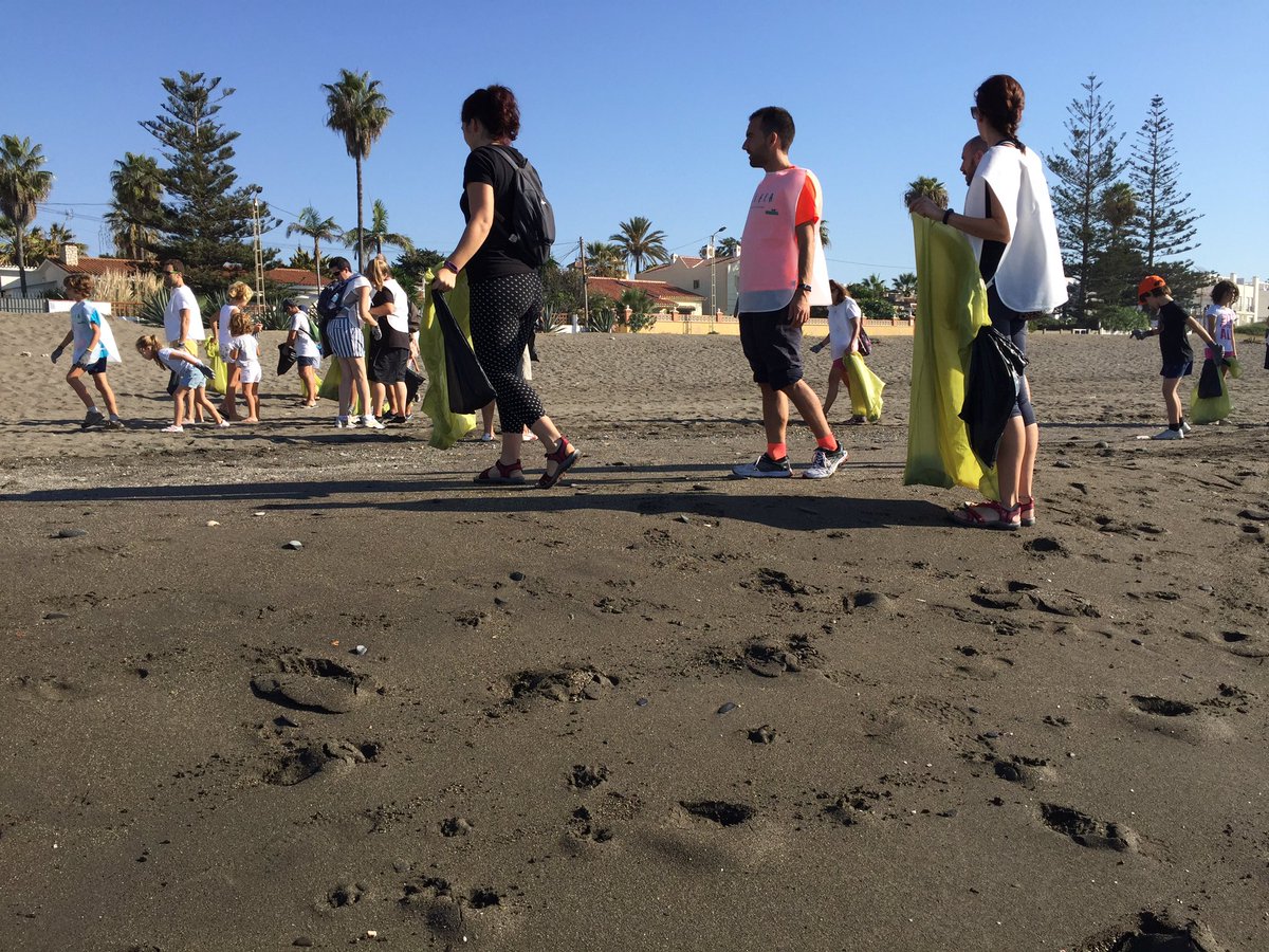 Jaimemit's tweet photo. Voluntarios de @AccentureSpain de Málaga limpiando la playa de Benagalbón #proyectolibera #seobirdlife https://t.co/R15Qq3vOfP