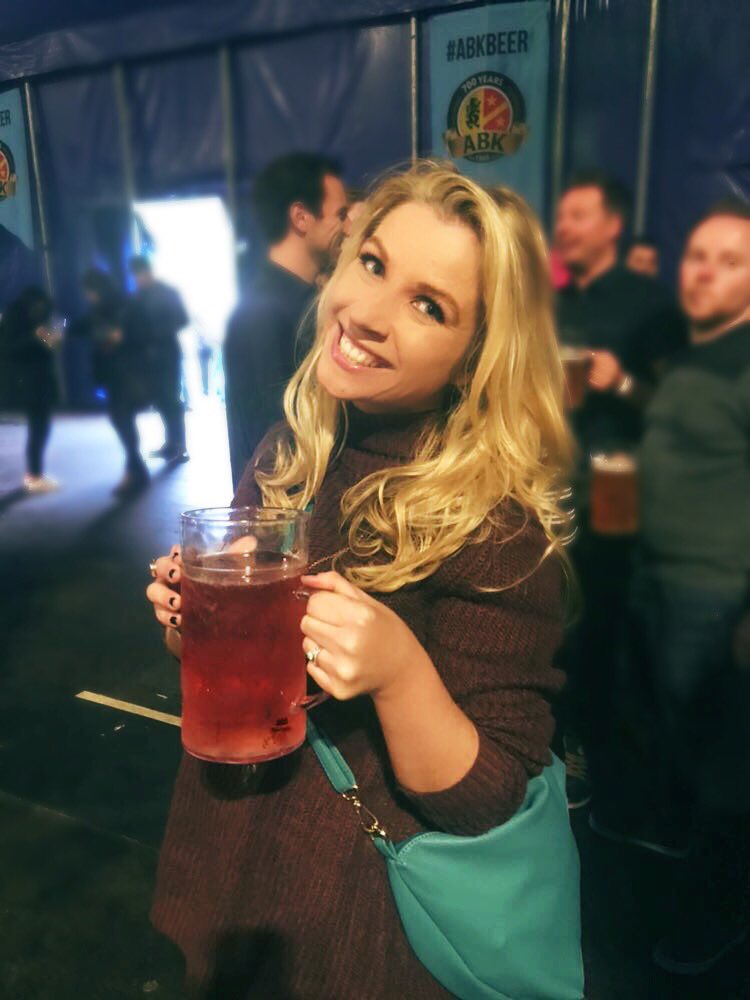 littleleamarie's tweet image. When a pint glass makes you feel like you’re from Middle Earth #hobbit #oktoberfest #2pints #beer #shortgirlproblems