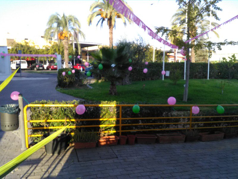 Centro Cívico de Pardaleras, preparado para la barbacoa y paella solidaria a beneficio de la Asociación Española Contra el Cáncer