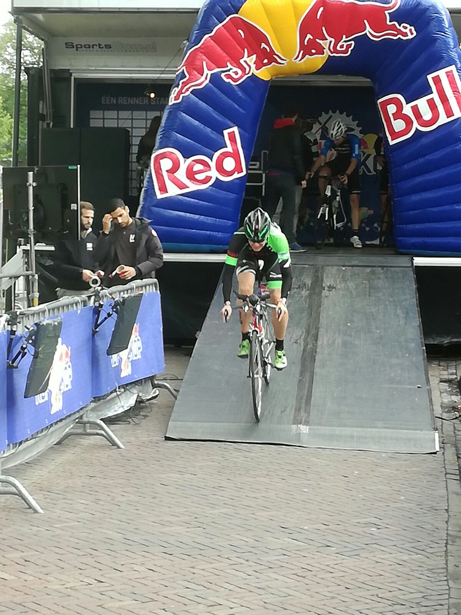 Vandaag doen de mannen en vrouwen van ask4benefits KIJANI mee aan de kop over kop race van Red Bull