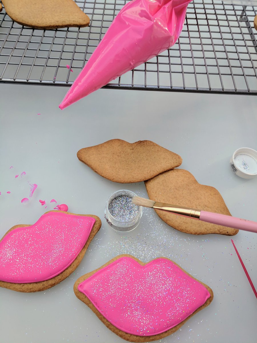 StaceydeeHart's tweet photo. Vanilla biscuits 👄 #bestfriendsbirthday #pinkandglitter #icingbiscuits #SundayMorning https://t.co/FXRy9uK0IO