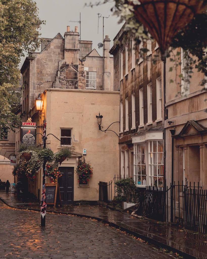 An autumnal evening in Bath. Featuring the lovely @thefoodiebugle. I briefly met owner Silvanna this week. She’s a… ift.tt/2g2yvYP