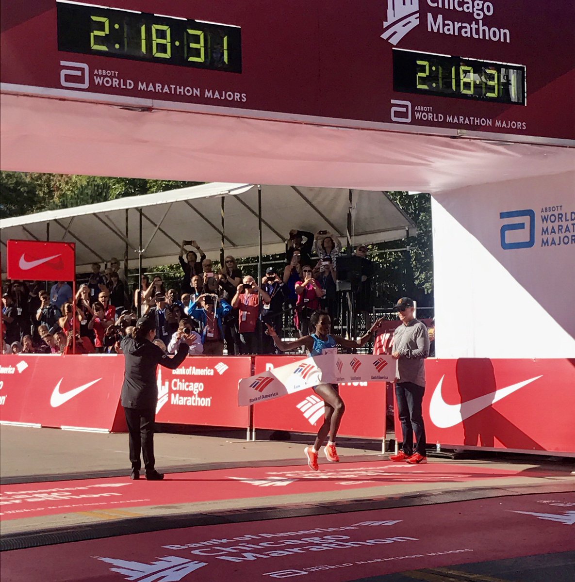 ChiMarathon's tweet photo. Congratulations to Tirunesh Dibaba, female winner of the 2017 #ChicagoMarathon, with an official time of 2:18:31! https://t.co/r0CnMP03xI