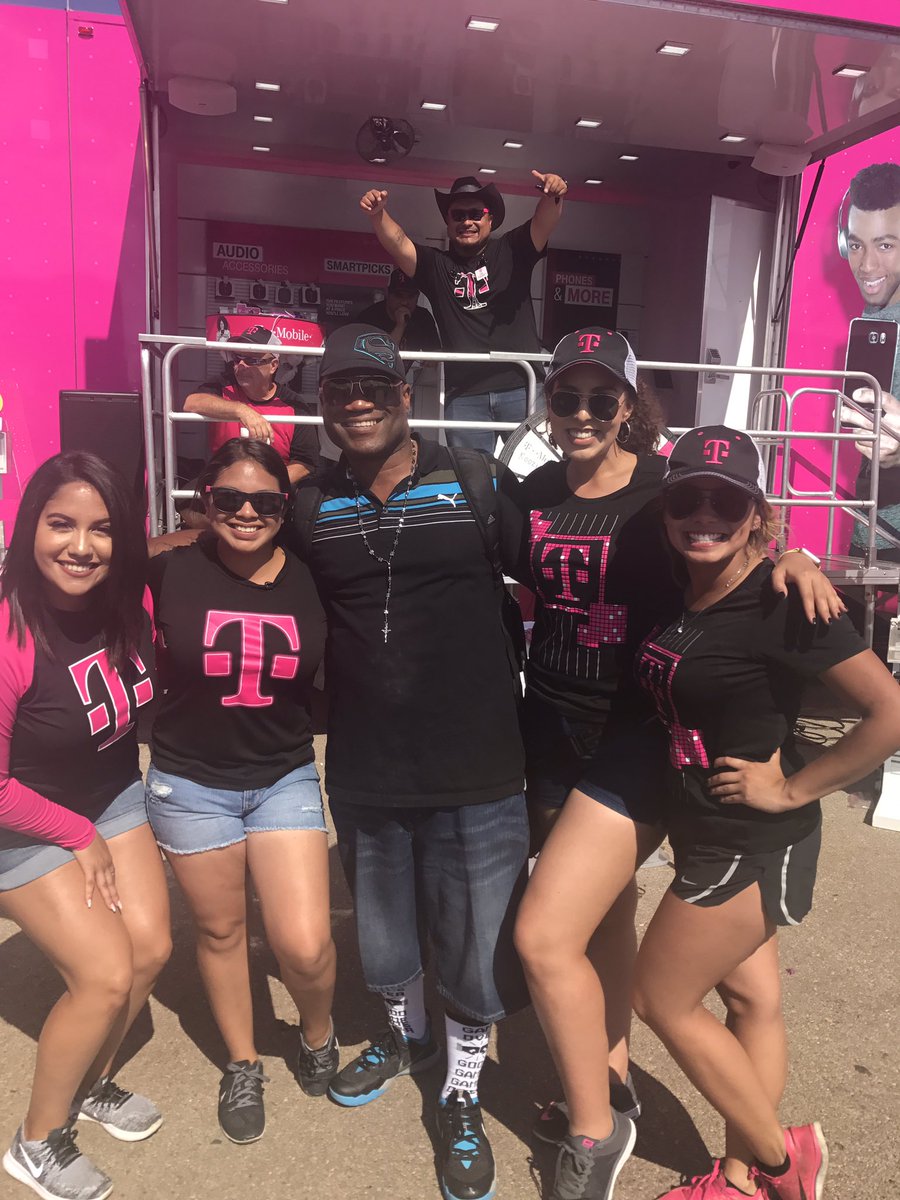 LombardySavages's tweet photo. DFWcentral ladies showing out on our last day at the #Texasstatefair what a great week!!! @tx_mag @DaisyyRodd @georgeflores07 @amaya_kelsey https://t.co/o3CTqlHMdU
