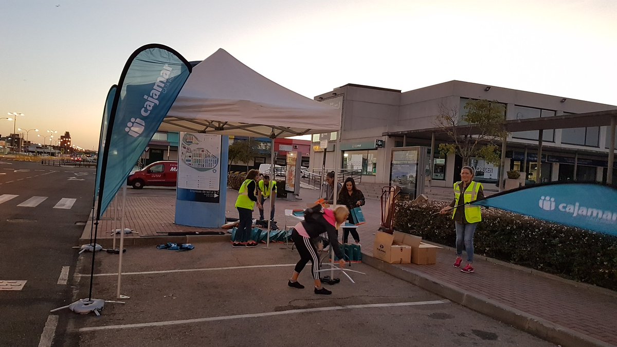 Gonzalo_Reguera's tweet photo. Enorme el trabajo, esfuerzo e ilusión de los voluntarios, personal de limpieza y seguridad sin los que #mercamadrid10k no sería posible! https://t.co/quYN5euUqm