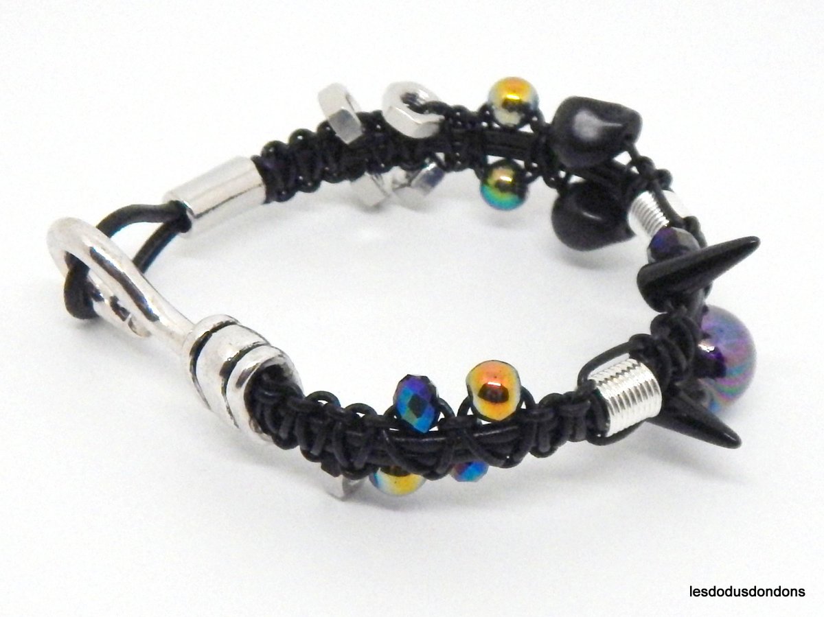 lddbracelets's tweet image. Bracelet cuir noir, perles hématites irisées, piques en verre.