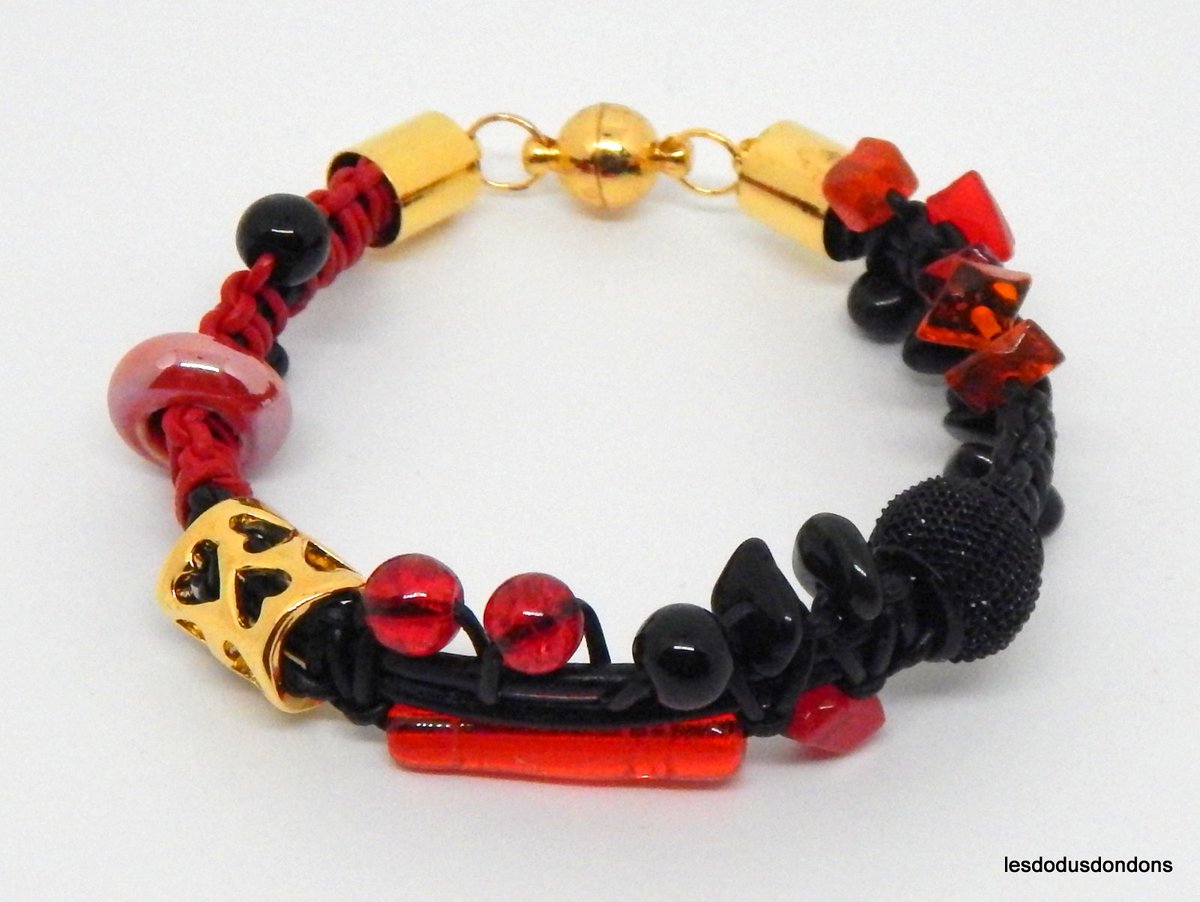 lddbracelets's tweet image. Bracelet cuir noir et rouge.