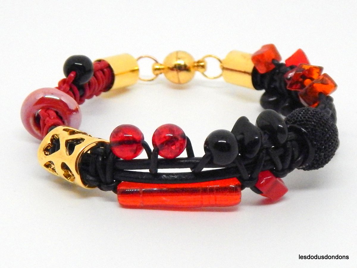 lddbracelets's tweet image. Bracelet cuir noir et rouge.