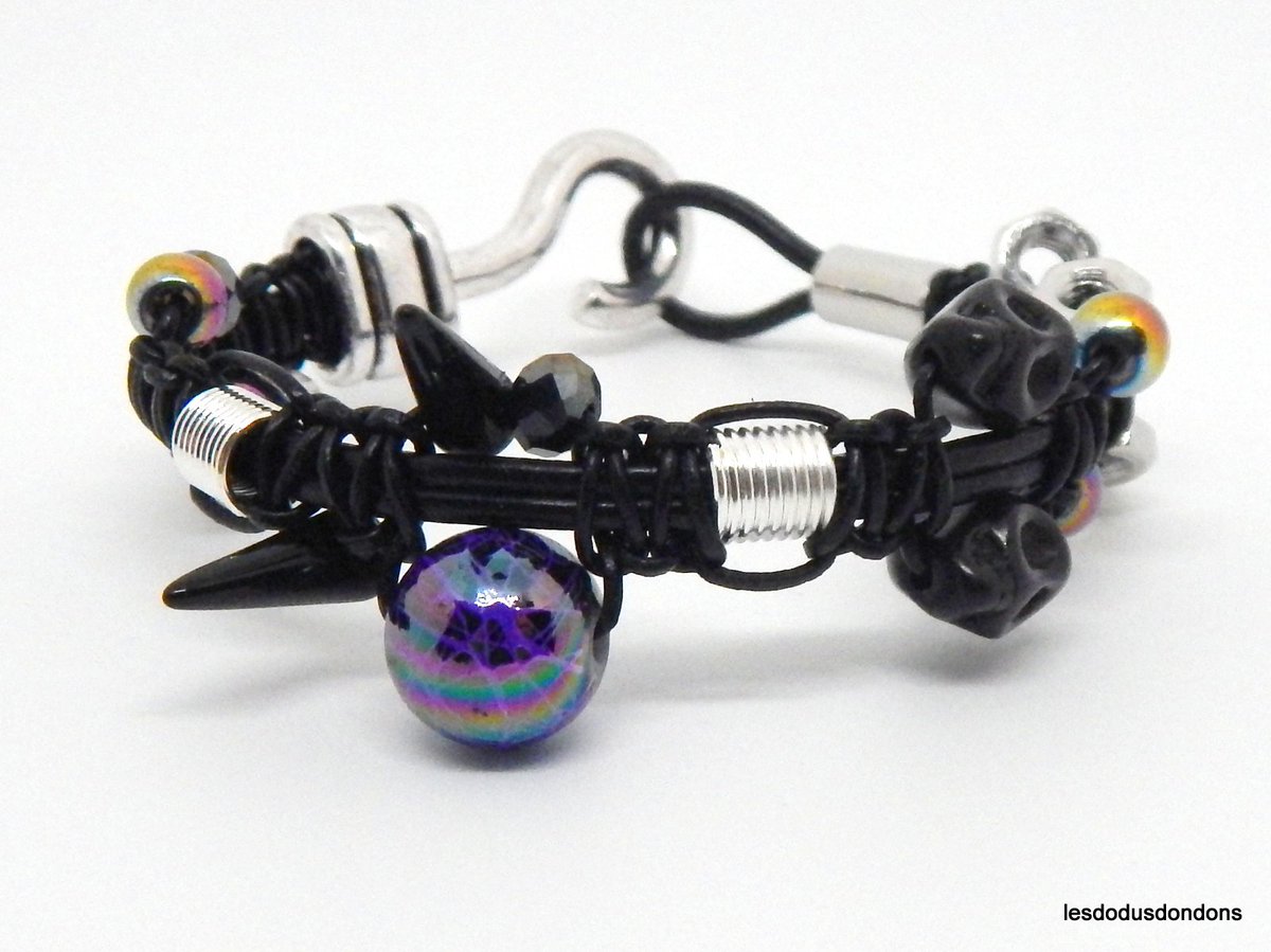 lddbracelets's tweet image. Bracelet cuir noir, perles hématites irisées, piques en verre.