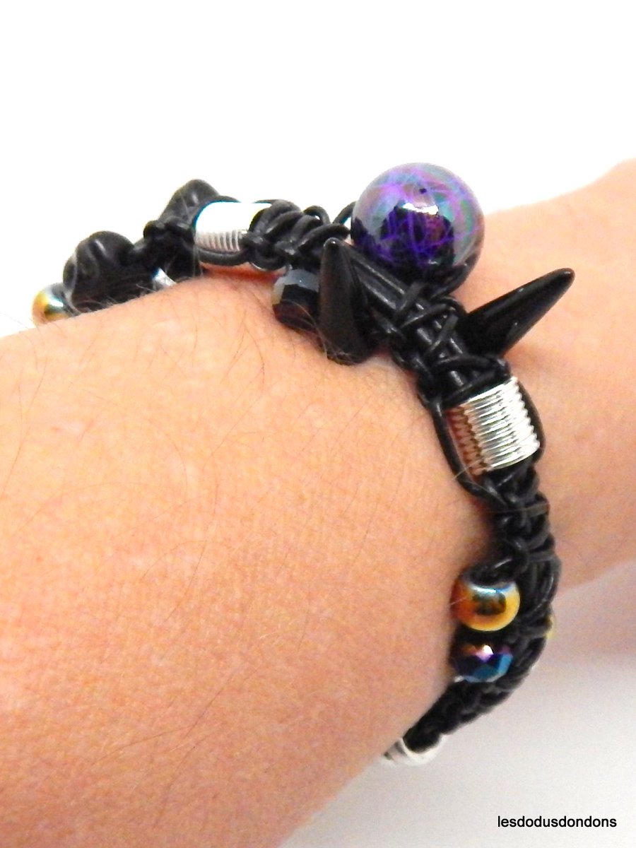 lddbracelets's tweet image. Bracelet cuir noir, perles hématites irisées, piques en verre.