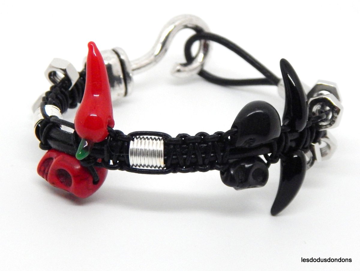 lddbracelets's tweet image. Bracelet cuir noir, crânes rouge et noirs, avec piment.