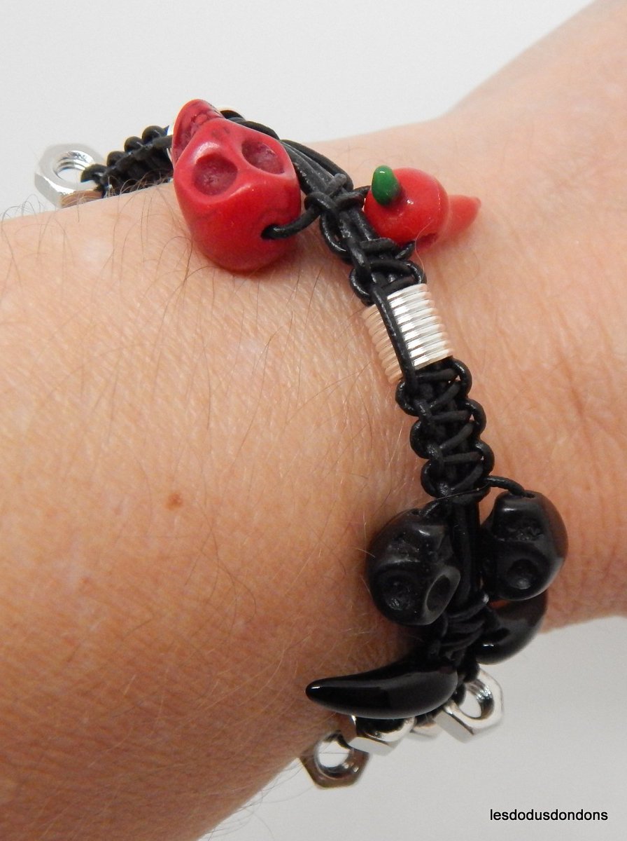 lddbracelets's tweet image. Bracelet cuir noir, crânes rouge et noirs, avec piment.
