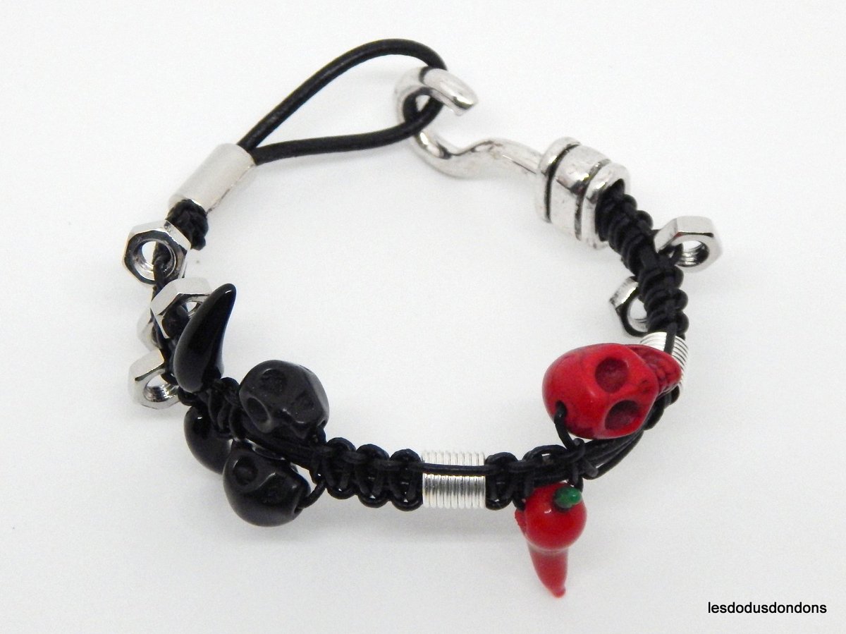 lddbracelets's tweet image. Bracelet cuir noir, crânes rouge et noirs, avec piment.