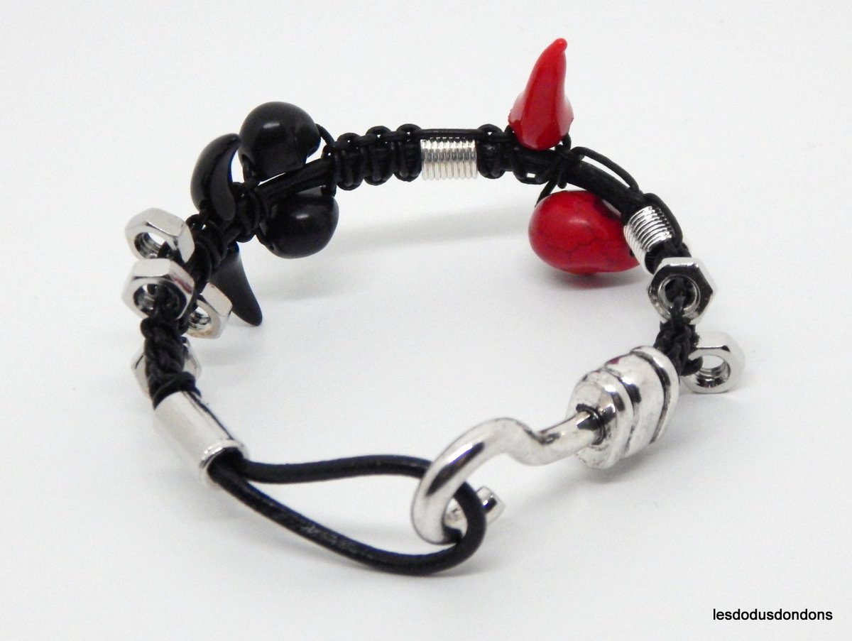 lddbracelets's tweet image. Bracelet cuir noir, crânes rouge et noirs, avec piment.