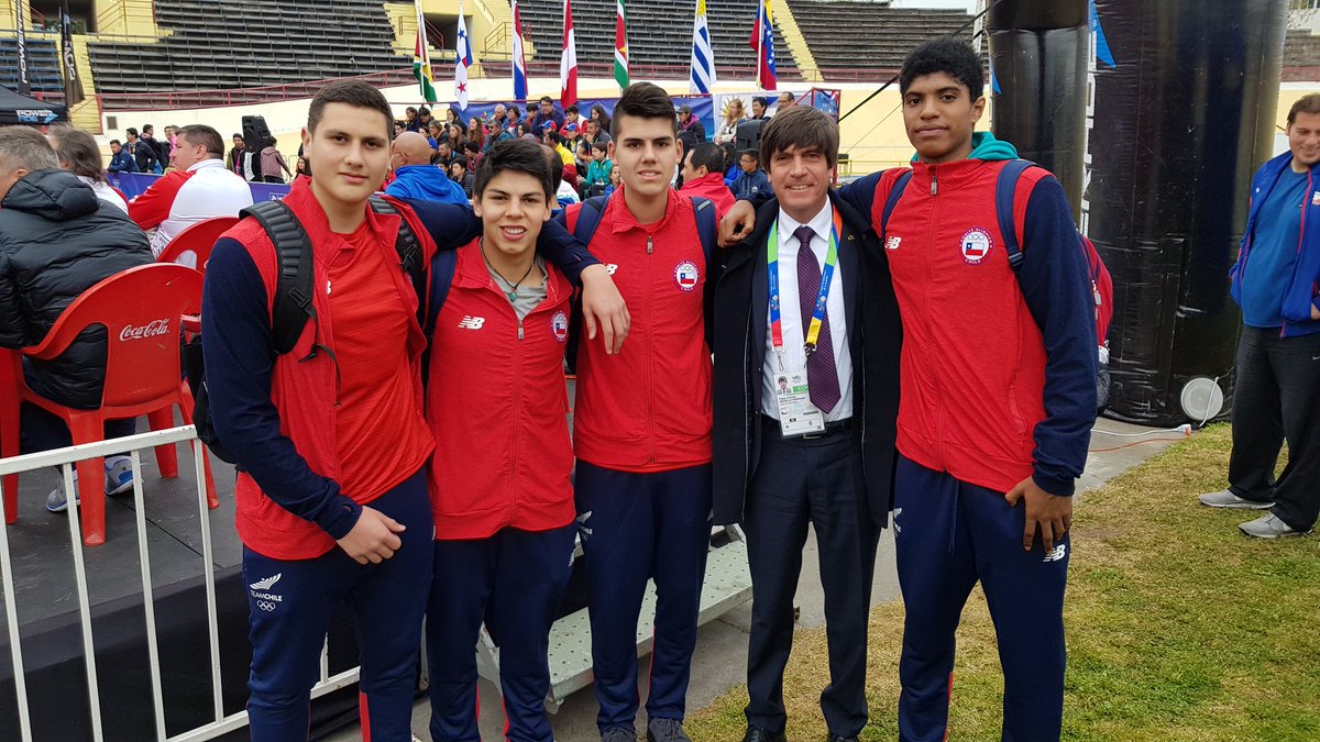 MindepChile's tweet photo. ¡Por la final! Seleccionados chilenos 🇨🇱 de básquetbol 3x3 junto al Ministro @PabloSquellaS en la previa de la semifinal ante Argentina 🇦🇷 https://t.co/csqXyiYFHq
