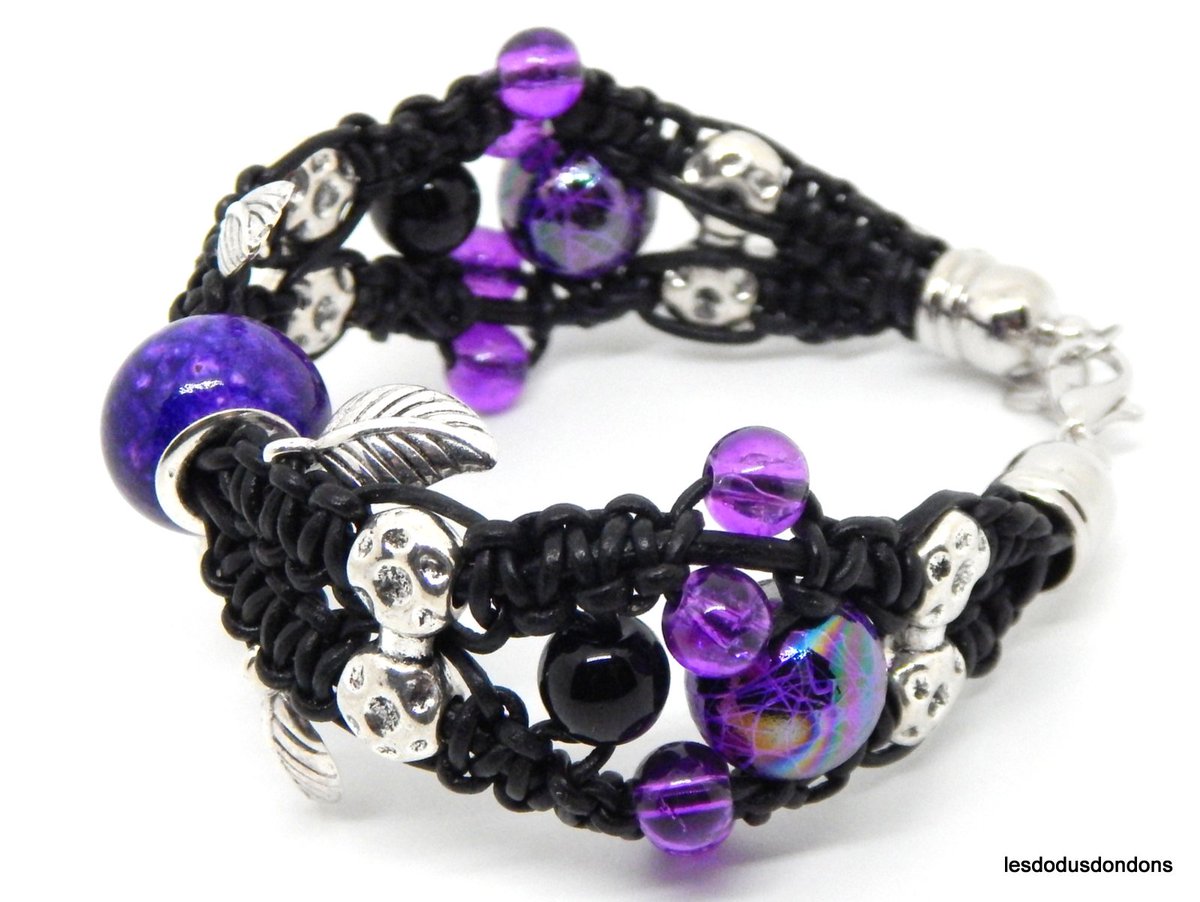 lddbracelets's tweet image. Bracelet large, cuir noir, perles noires et violettes. #Lesdodusdondons #faitmain #artisanatfrançais