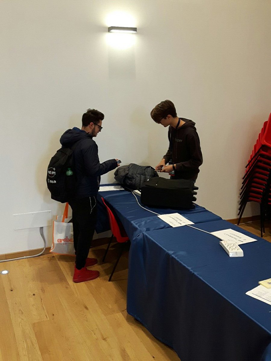 PAESFirenze's tweet photo. 2A e POST id #challenge #fastrabbit noi tifiamo per voi #firenze #hackdev17 https://t.co/WqTJVVJobV