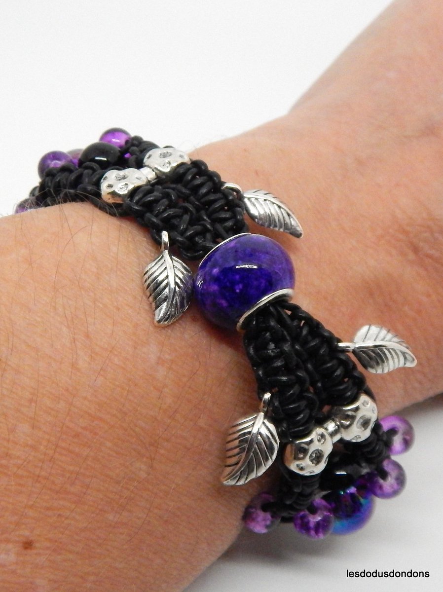 lddbracelets's tweet image. Bracelet large, cuir noir, perles noires et violettes. #Lesdodusdondons #faitmain #artisanatfrançais