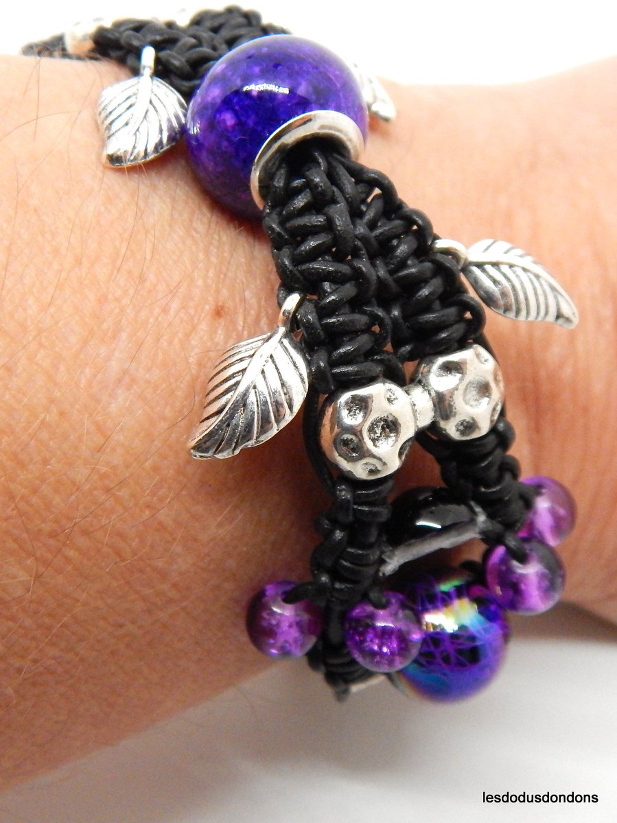 lddbracelets's tweet image. Bracelet large, cuir noir, perles noires et violettes. #Lesdodusdondons #faitmain #artisanatfrançais