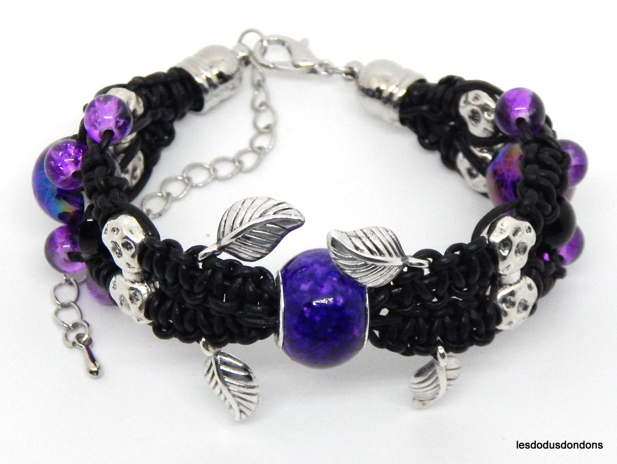 lddbracelets's tweet image. Bracelet large, cuir noir, perles noires et violettes. #Lesdodusdondons #faitmain #artisanatfrançais