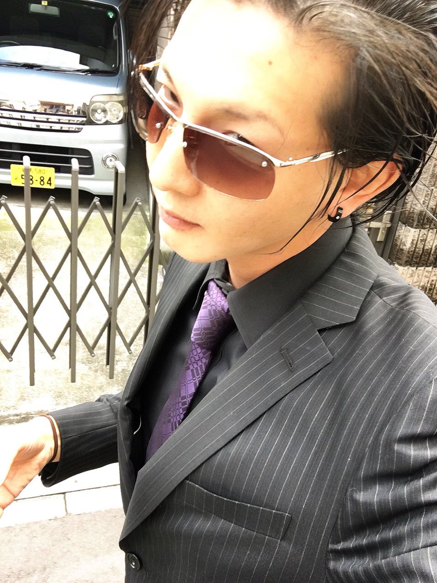 本田龍 Sa Twitter 大事な催し どんな髪型にしようかな やっぱbluevisionではオールバックだったからそうしよう ネクタイ何色にしようかな 艶子さん好きな紫にしよう ならば合うのは黒シャツかな あ 感動して泣いてもバレないようにサングラスしとこう