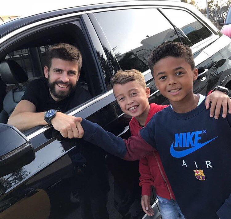 Albert Rogé on Twitter: "Piqué junto a Shane, el hijo de Patrick Kluivert que juega en el Alevín C del Barça #FCBMasia / Twitter
