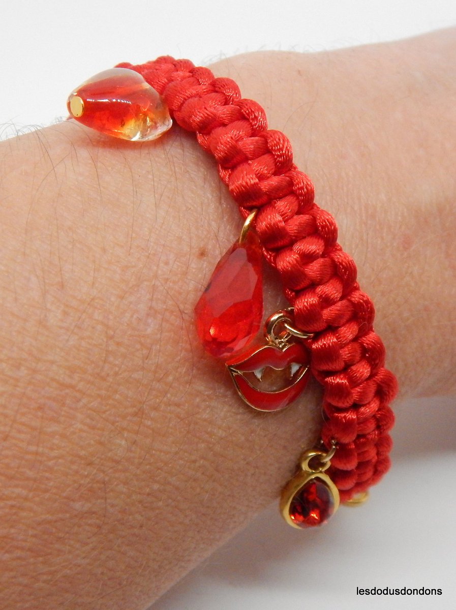 lddbracelets's tweet image. Bracelet rouge vampire #vampire #halloween #braceletsfemme #artisanatfrançais #Lesdodusdondons