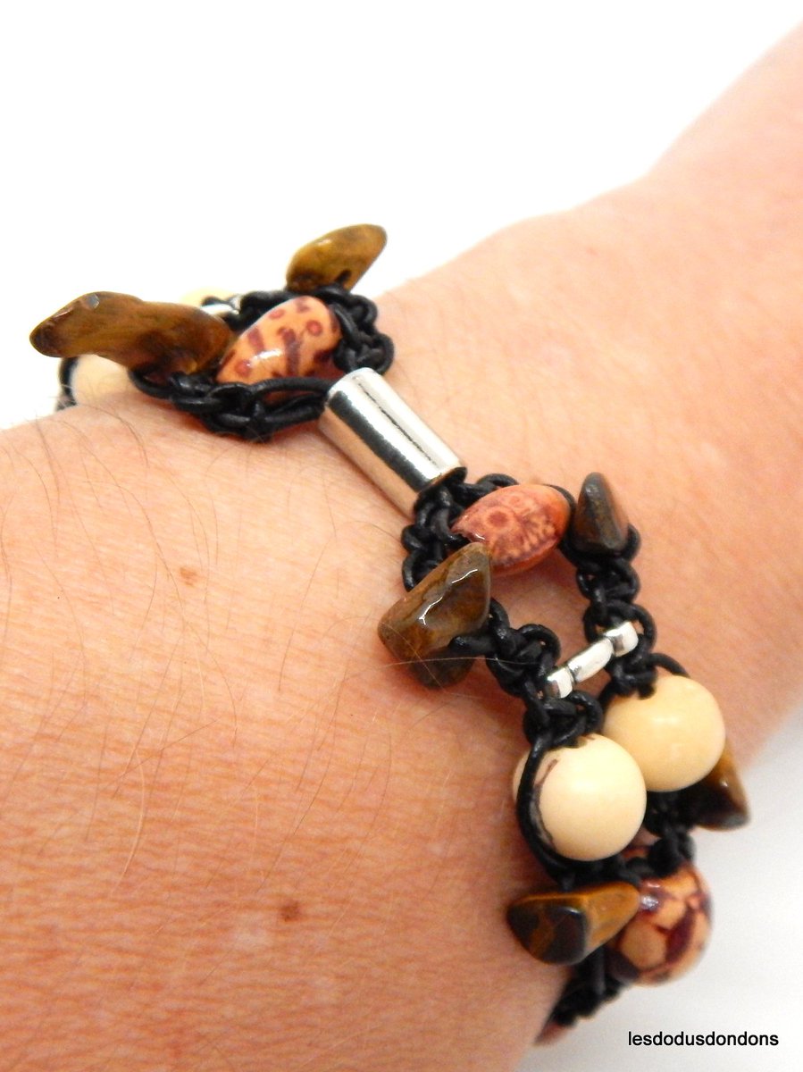 lddbracelets's tweet image. Bracelet cuir, pierres, perles bois et graines #Lesdodusdondons #braceletbois #naturel #artisanat