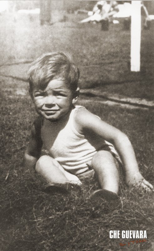 Lo sguardo fiero verso il futuro. Un sorriso di sfida. Era un ribelle e per questo veniva punito.  #tuytodos  #cheguevara   #Argentina #1930