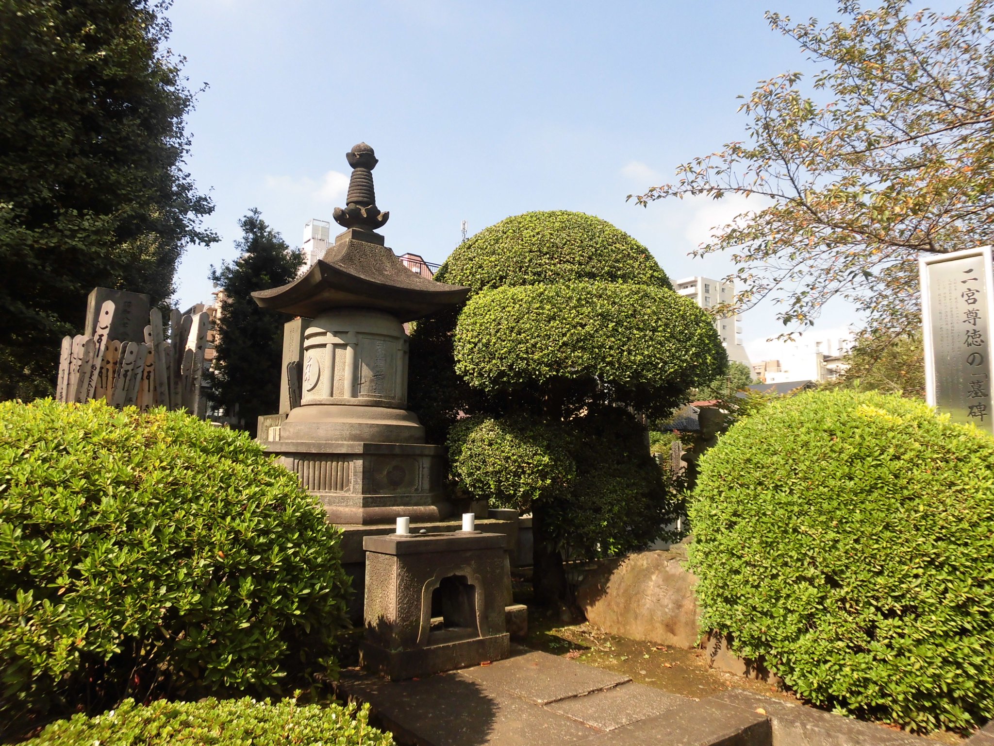 ちびすけ 御紹介のあった有名人の墓 二宮尊徳 函館戦争で薩長に抵抗するも明治政府高官になった榎本武楊 天保改革の水野忠邦を裏切り 遠山金四郎のライバルであった 妖怪 鳥居耀三の墓地です 鳥居は明治６年78歳で生涯を全う 今も子孫に厚く供養され