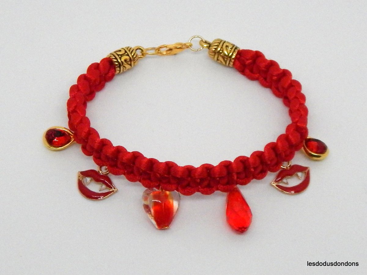 lddbracelets's tweet image. Bracelet rouge vampire #vampire #halloween #braceletsfemme #artisanatfrançais #Lesdodusdondons