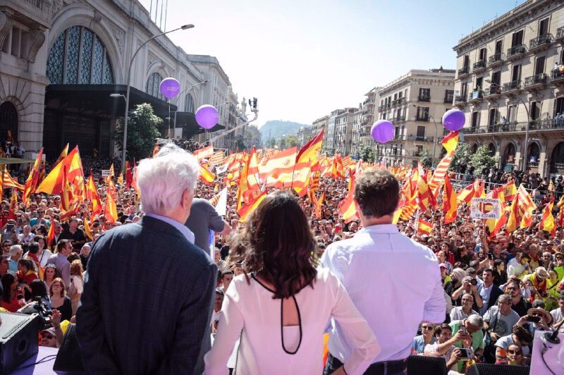 InesArrimadas's tweet photo. La mayoría silenciada tantos años ha desbordado Barcelona pidiendo una nueva etapa de convivencia, sentido común, respeto y unión. Emocionante!! ❤️ https://t.co/tb44MjJuEP