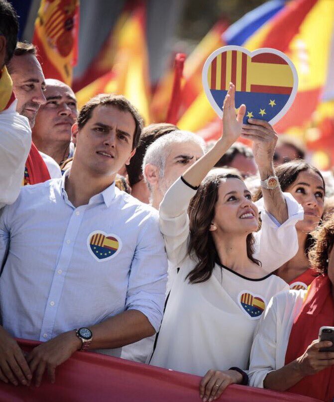 InesArrimadas's tweet photo. La mayoría silenciada tantos años ha desbordado Barcelona pidiendo una nueva etapa de convivencia, sentido común, respeto y unión. Emocionante!! ❤️ https://t.co/tb44MjJuEP