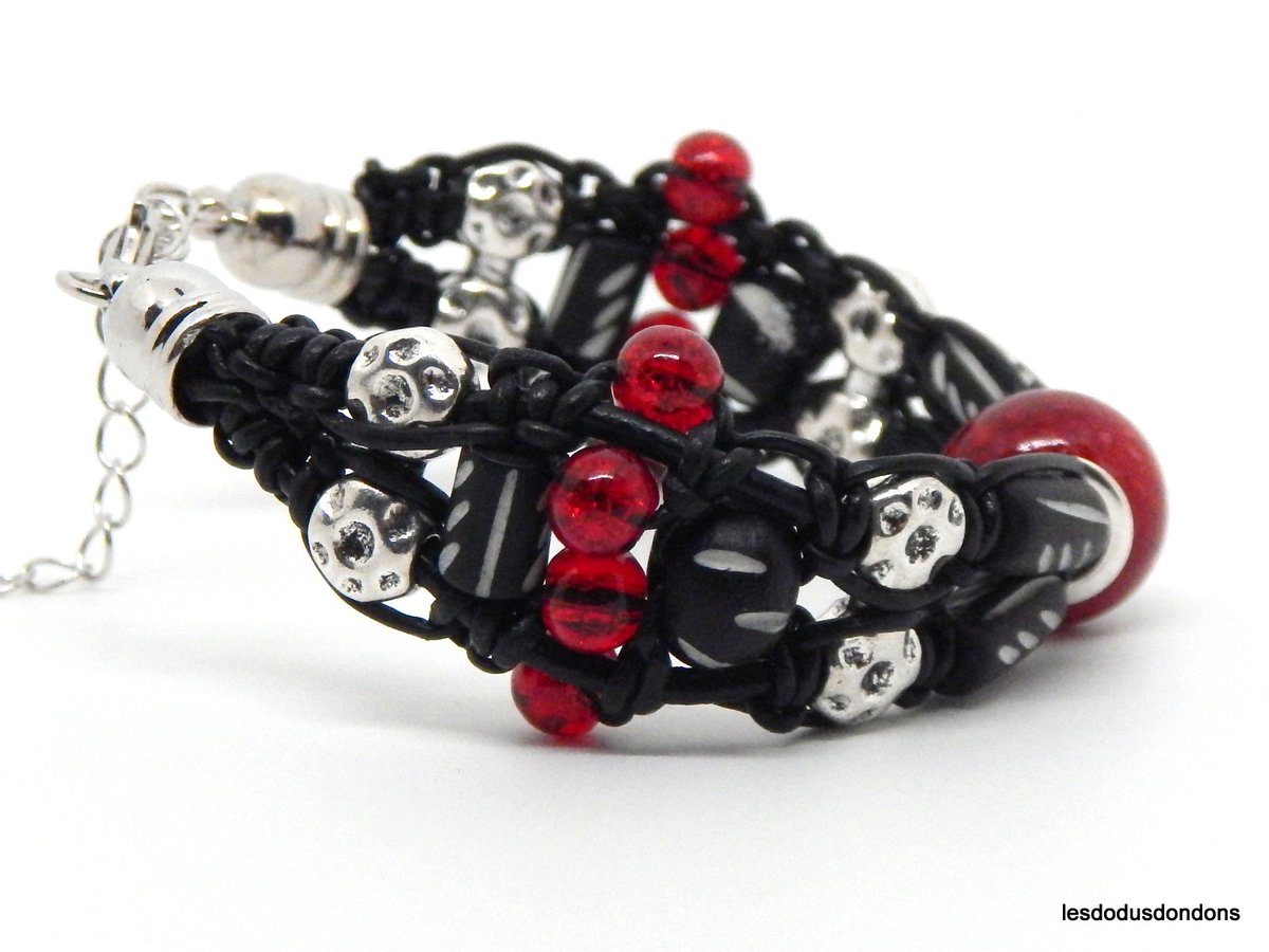 lddbracelets's tweet image. Bracelet cuir rouge et noir, perles verre et os gravés. #braceletsfemme #gothique #halloween #Lesdodusdondons #faitmain #creationunique