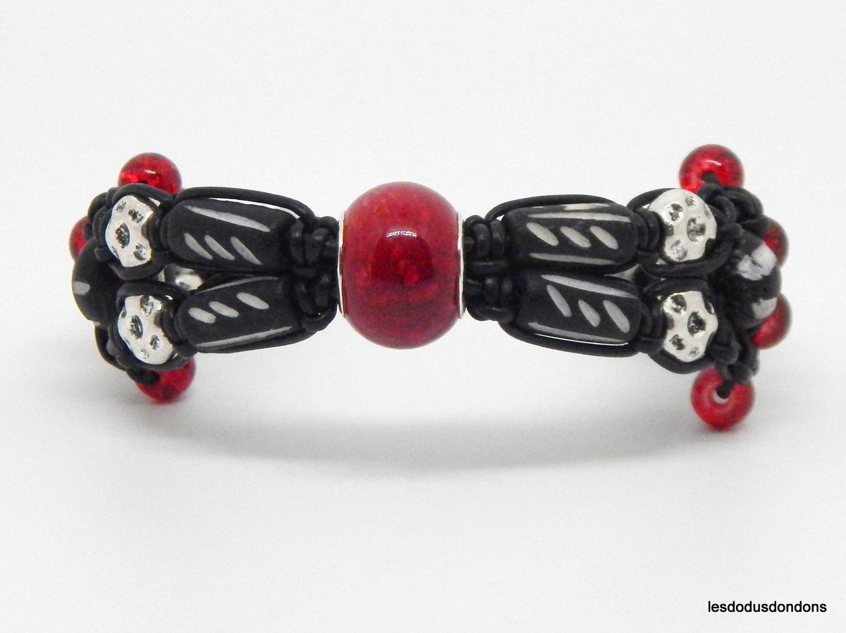 lddbracelets's tweet image. Bracelet cuir rouge et noir, perles verre et os gravés. #braceletsfemme #gothique #halloween #Lesdodusdondons #faitmain #creationunique