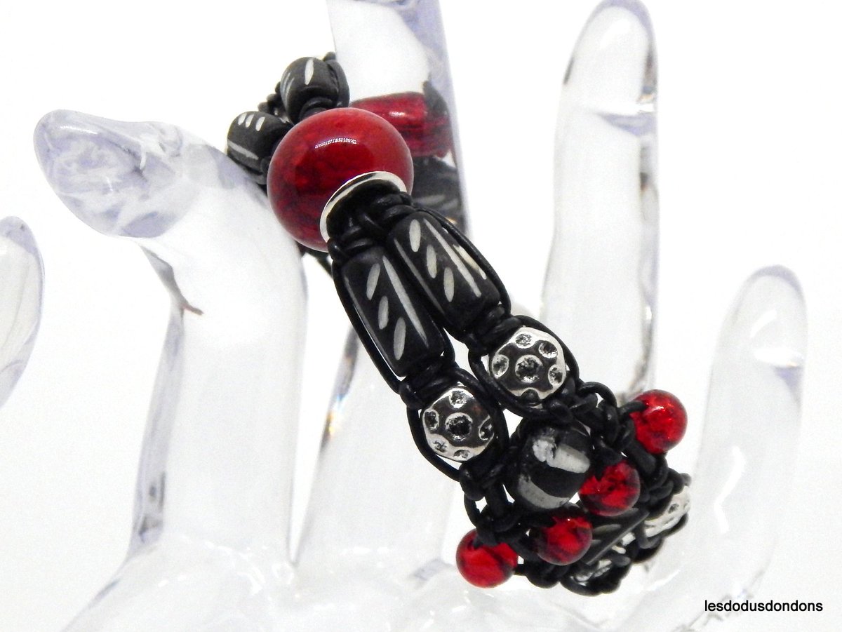 lddbracelets's tweet image. Bracelet cuir rouge et noir, perles verre et os gravés. #braceletsfemme #gothique #halloween #Lesdodusdondons #faitmain #creationunique
