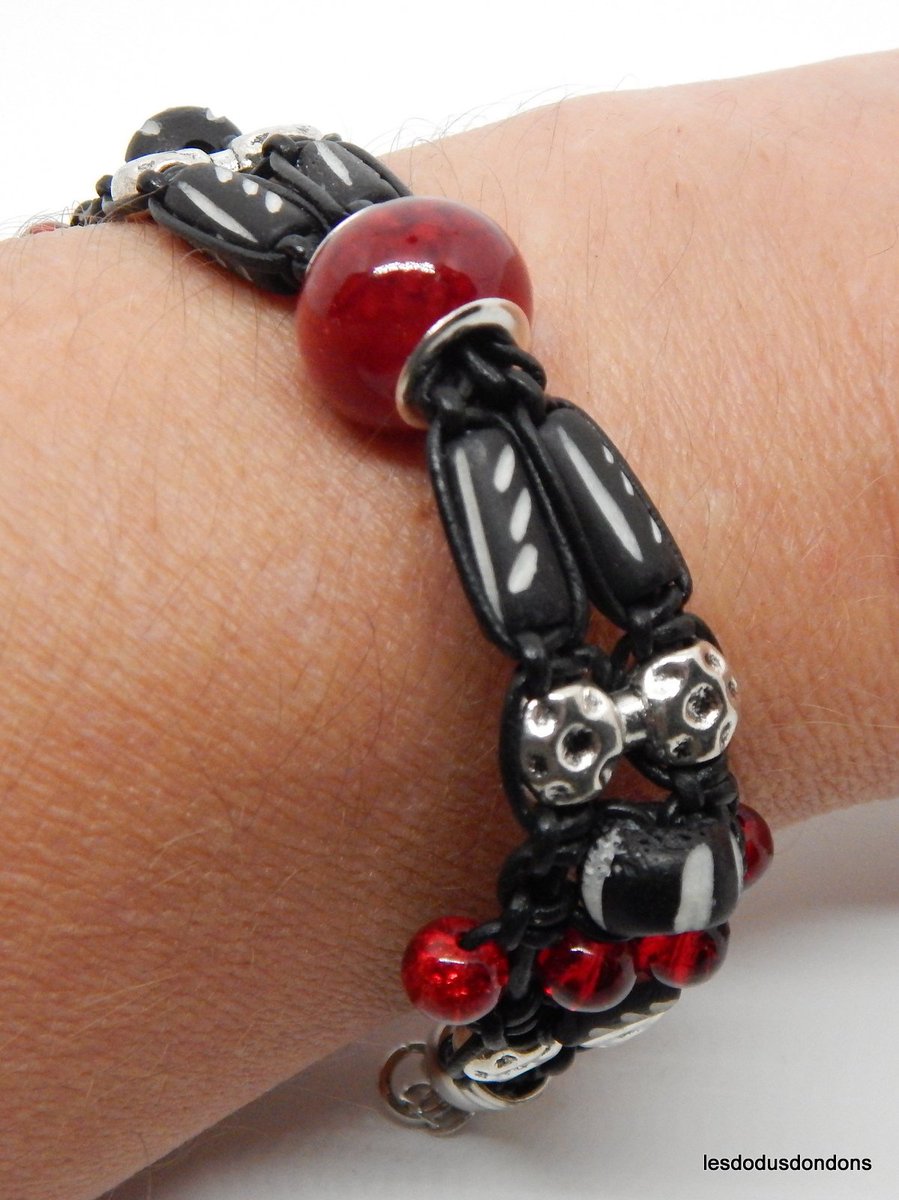 lddbracelets's tweet image. Bracelet cuir rouge et noir, perles verre et os gravés. #braceletsfemme #gothique #halloween #Lesdodusdondons #faitmain #creationunique
