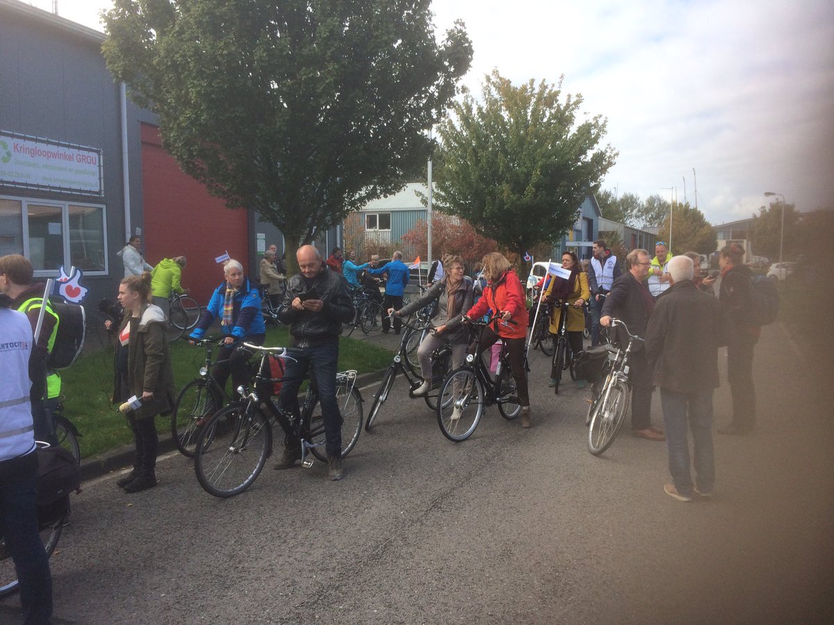 Fytstocht mei Urgenda troch ús moaie lânskip.
FFFFF docht mei. Oar jier 14 dagen fossyl frij    bewege yn Fryslân #dwaande #urgenda