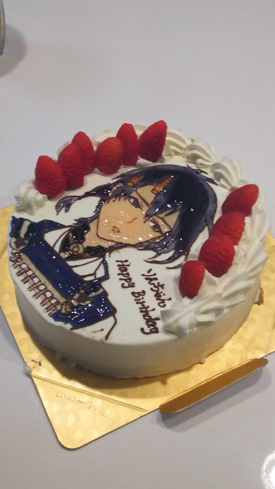 三日月宗近 てりゅぬま 誕生日会やりました 艸 ケーキに三日月宗近書いてもらった ﾟ º º ﾟ 切るところ見て大泣きしたら両親が白い目で見てきた 妹は励まし てくれたのかな 背中バシバシ叩いてきた笑 最終的にはやっぱり大泣きしながら
