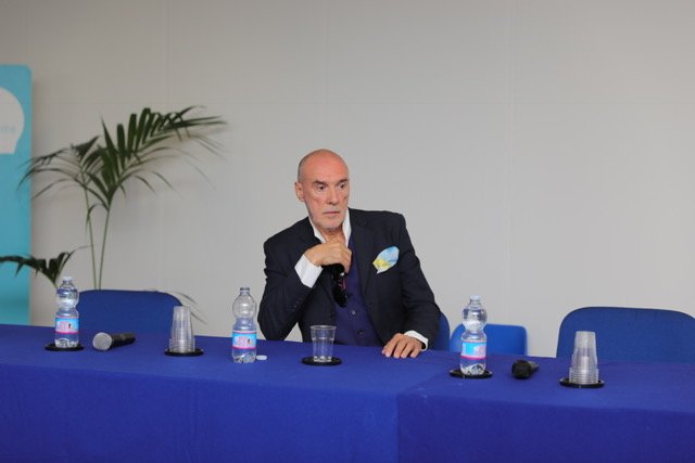 pharmevolution's tweet photo. Platea gremita a  #PharmEvolution2017 per l'incontro con @ddallapalma e @drivanoluppino https://t.co/FlJPZtC0VW